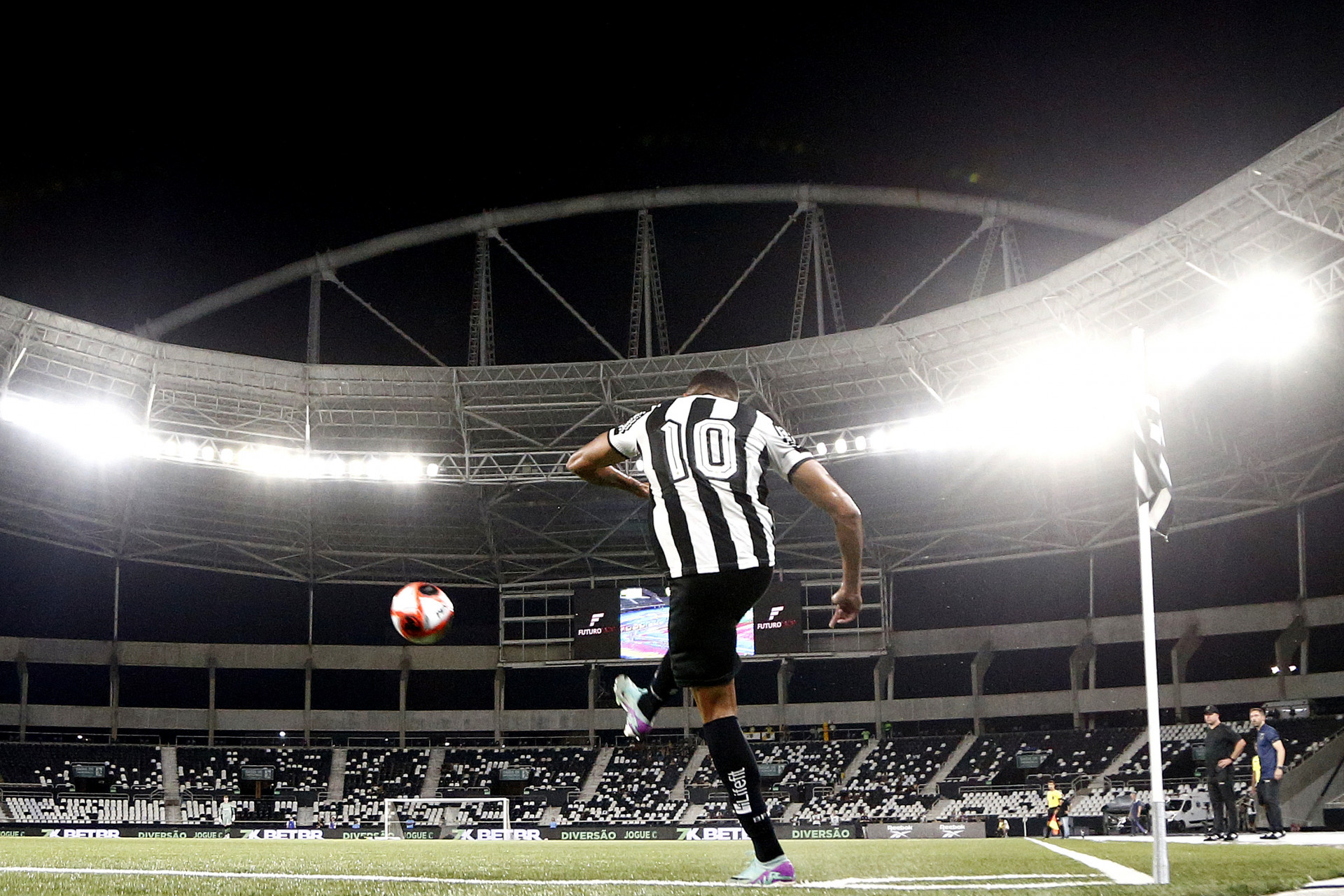 Cobran&ccedil;a de escanteio de Vitinho em Botafogo x Volta Redonda - V&iacute;tor Silva/Botafogo