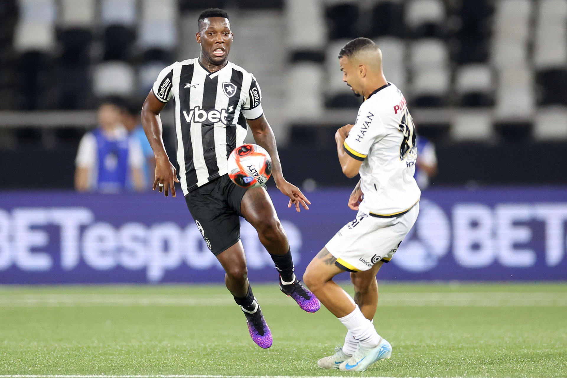 Patrick de Paula, do Botafogo, em ação contra o Volta Redonda - Vítor Silva/Botafogo