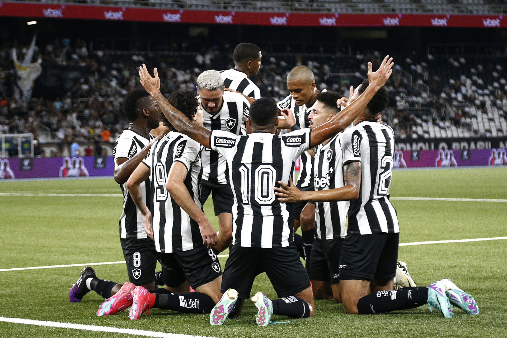 Comemora&ccedil;&atilde;o ap&oacute;s o gol de Matheus Nascimento em Botafogo x Volta Redonda - V&iacute;tor Silva/Botafogo