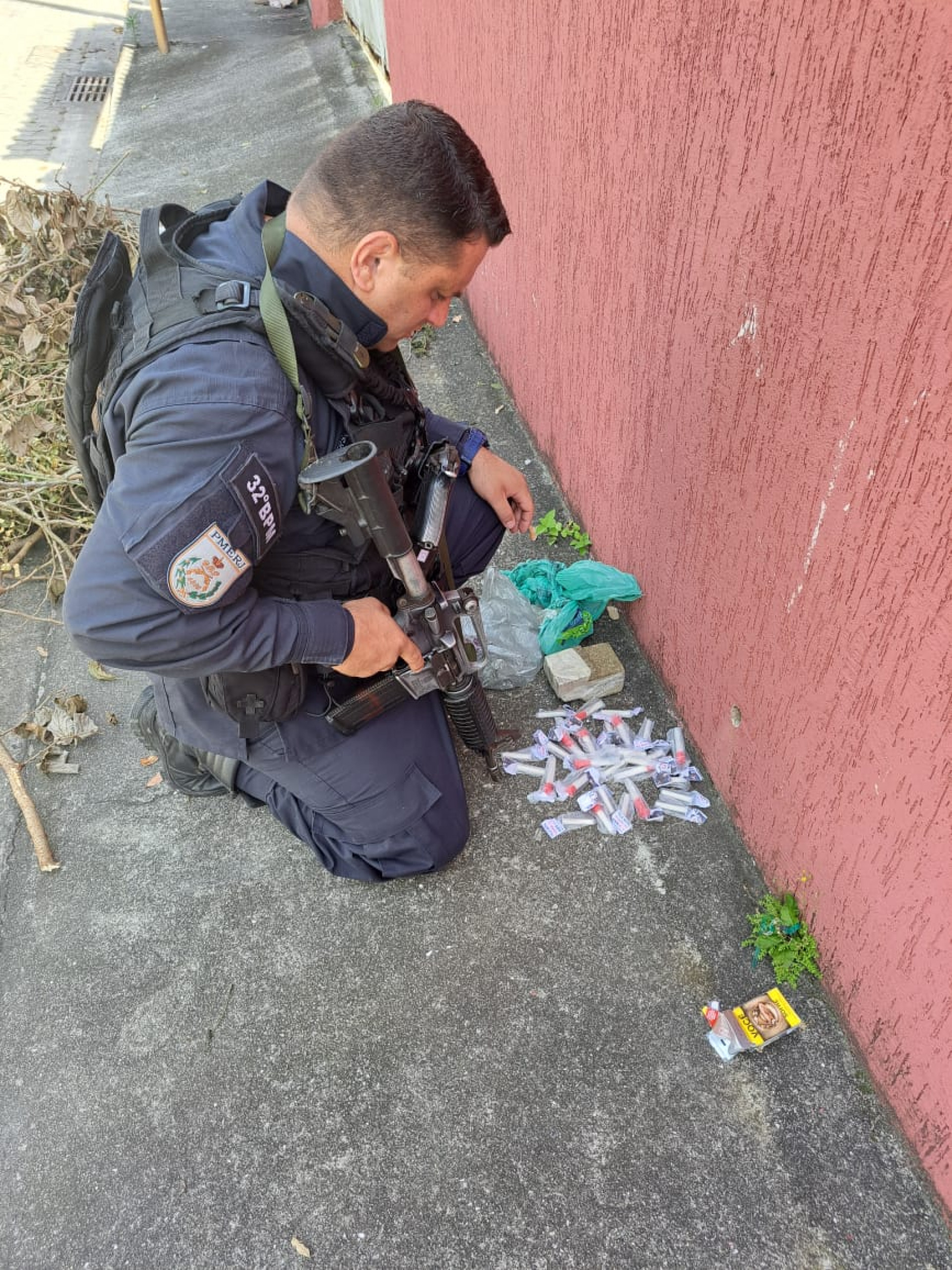 Sacola com entorpecentes foi recuperada ap&oacute;s tentativa de fuga dos suspeitos - Foto: Divulga&ccedil;&atilde;o