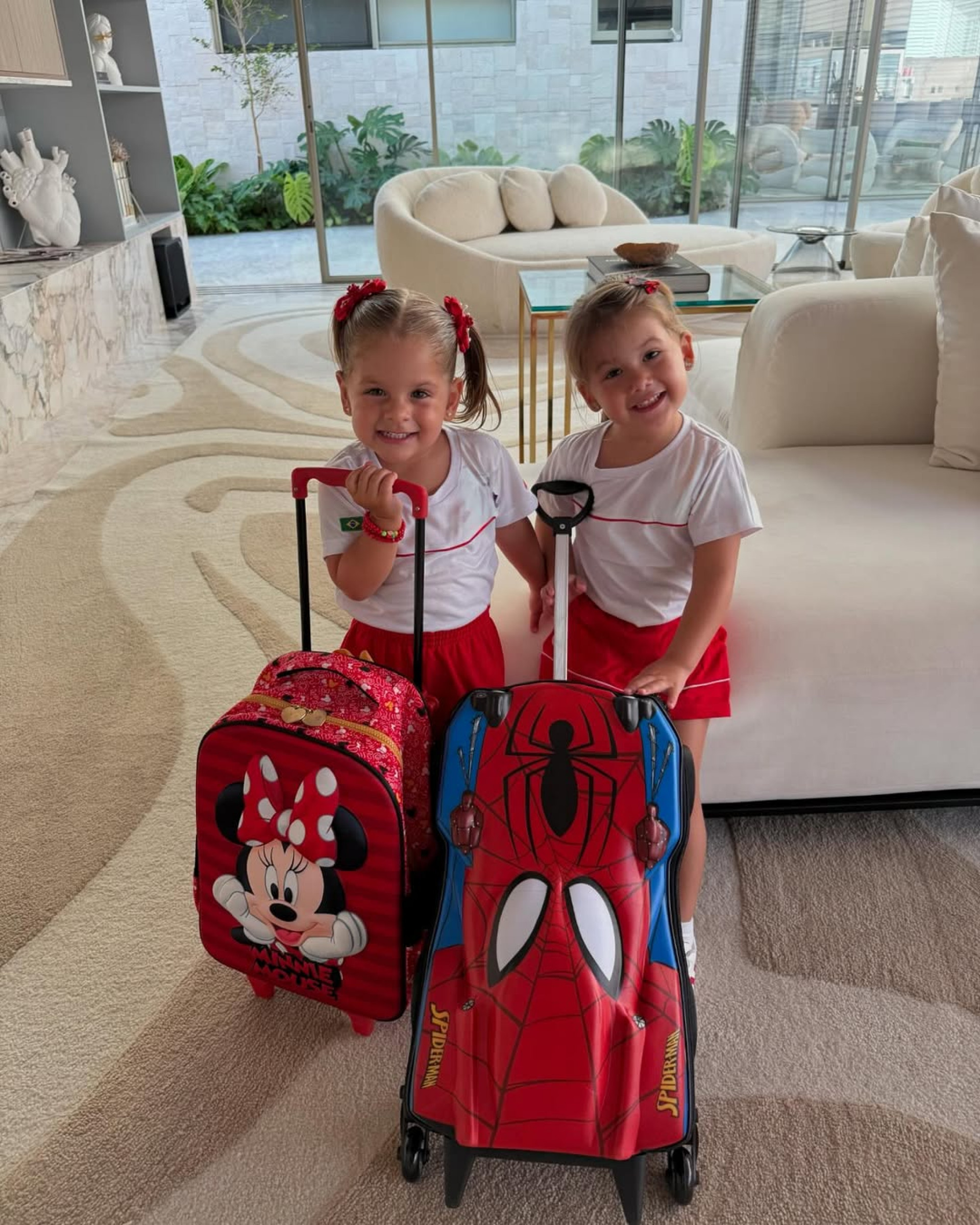 Maria Flor e Maria Alice chamam atenção ao exibir mochilas no primeiro dia de aula - Reprodução / Instagram 