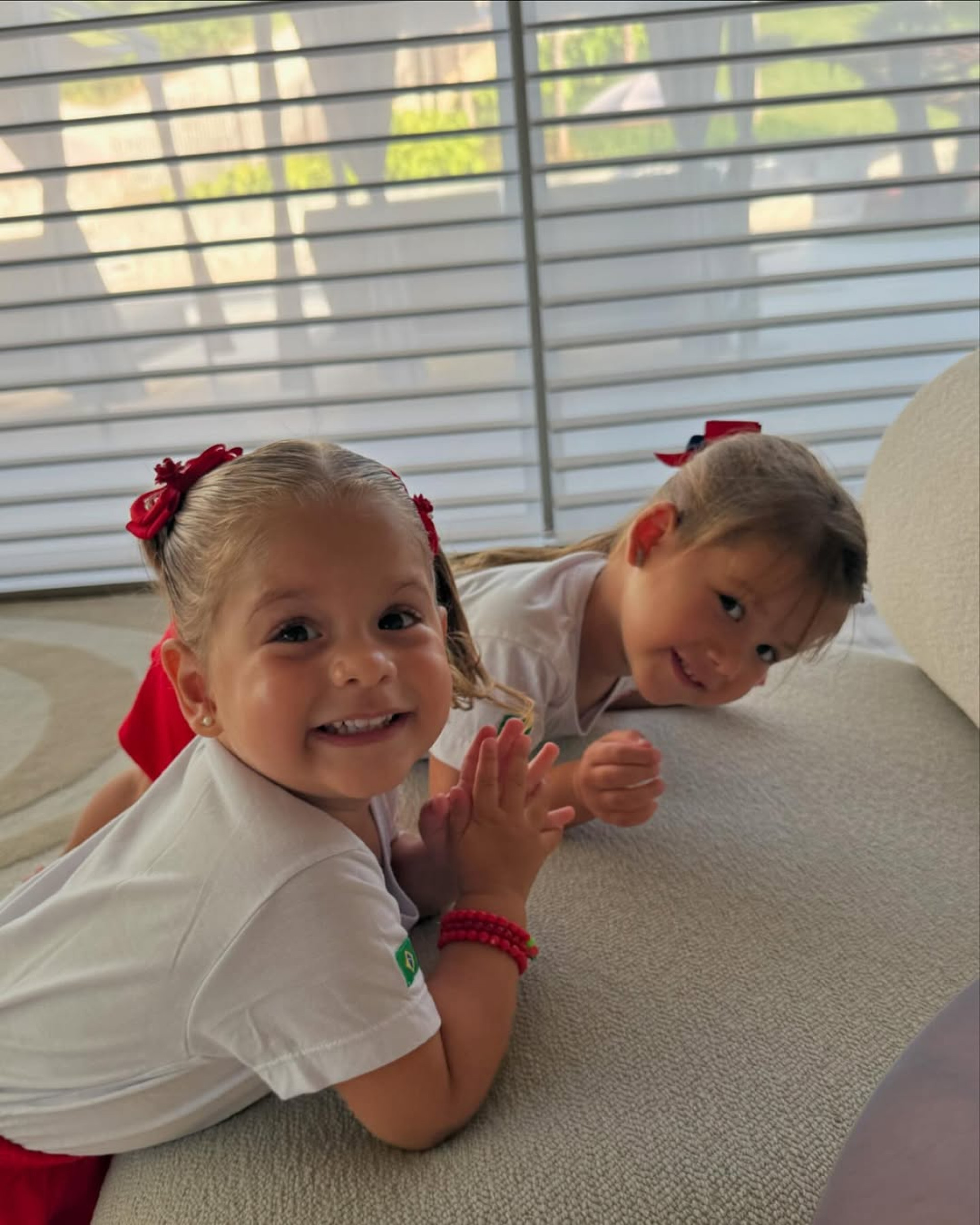 Maria Flor e Maria Alice no primeiro dia de aula  - Reprodução / Instagram 