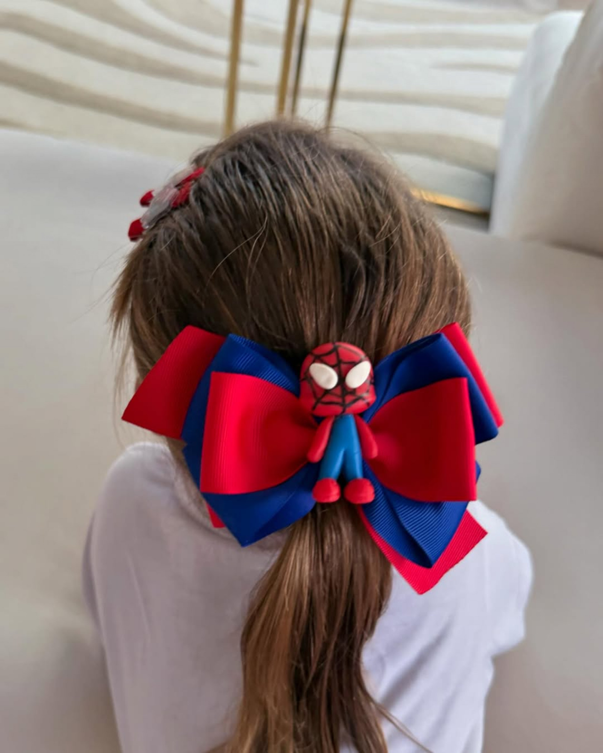 Maria Alice com lacinho do Homem-Aranha no cabelo  - Reprodução / Instagram 