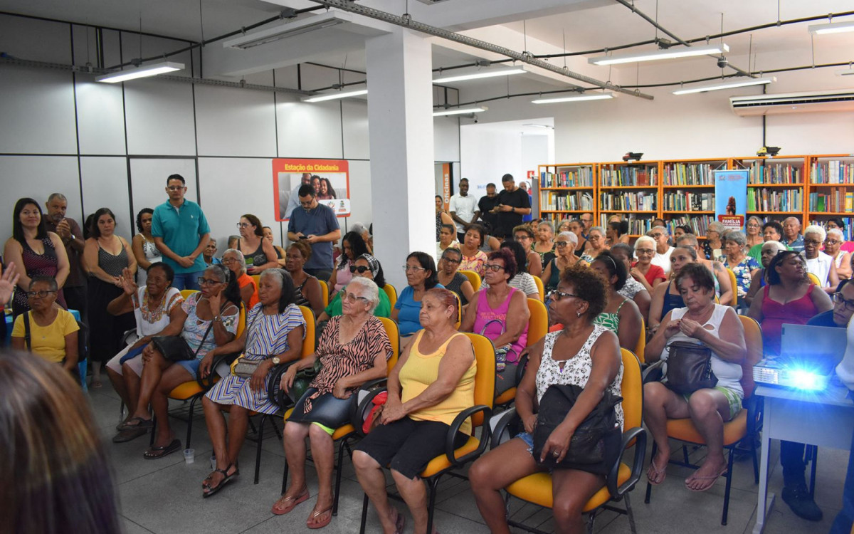 Durante a reunião, o secretário Diogo Bastos conversou com as pessoas que usam os Cras e os Creas