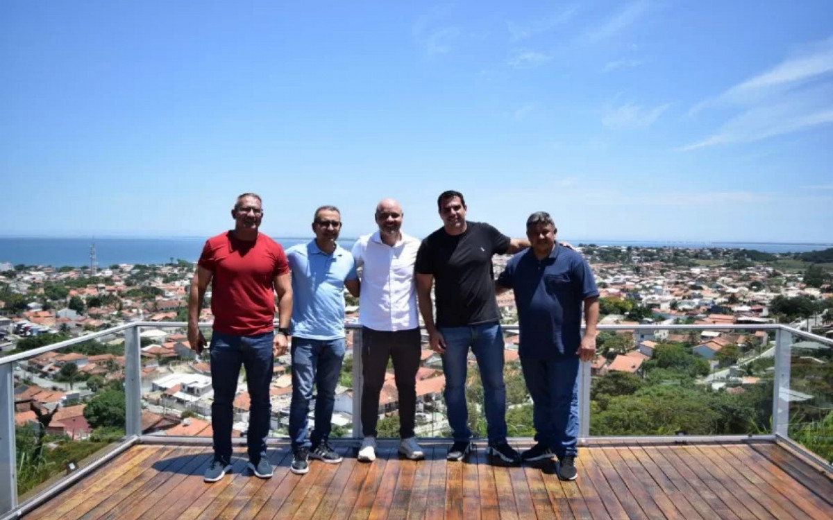 Da esquerda para a direita: Chefe de Gabinete de Fabinho, Marcello Costa; secretário de Desenvolvimento Econômico e Urbano, Vantoil Martins; deputado estadual Fred Pacheco; prefeito Fabinho Costa e vice-prefeito Marciley Lessa 