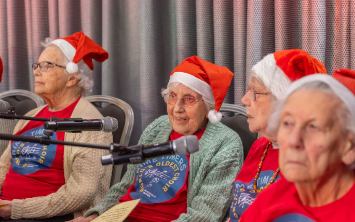 O coro britânico tem média de 94 anos  - Reprodução / Runwood Homes