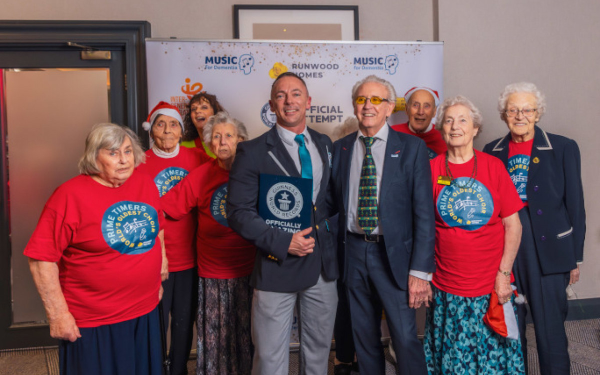 O juiz entregou o prêmio após a apresentação do coro britânico  - Reprodução / Runwood Homes