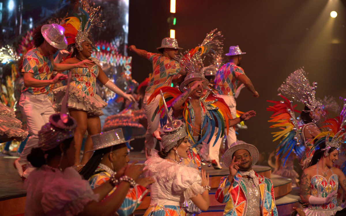 Os figurinos foram produzidos por carnavalescos de grandes escolas de samba do Rio