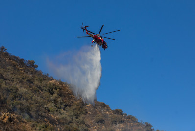 Bombeiros avançam para combater novo incêndio na região de Los Angeles