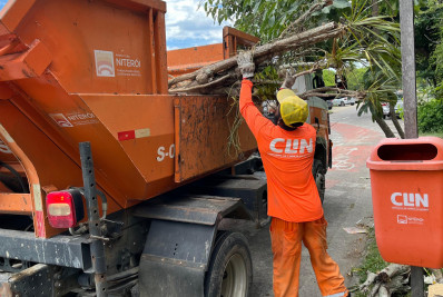 Companhia de Limpeza de Niterói faz mutirão de limpeza em Camboinhas