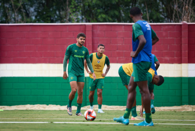 Fluminense acerta empréstimo de atacante para clube português