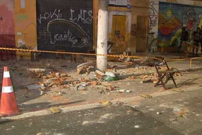 Queda de marquise deixa um morto e dois feridos em São Paulo