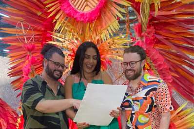 Apresentadora Gardênia Cavalcanti visita barracão da Grande Rio e recebe croqui da fantasia