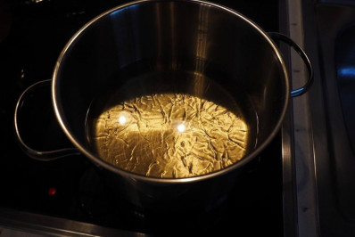 Tia joga óleo quente no rosto do sobrinho por discussão envolvendo carregador de celular