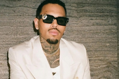Chris Brown processa Warner Bros em R$ 2,9 bilhões por documentário 'difamatório'