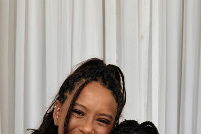 Taís Araujo e a filha usam penteados iguais em rara aparição: 'Um clone'