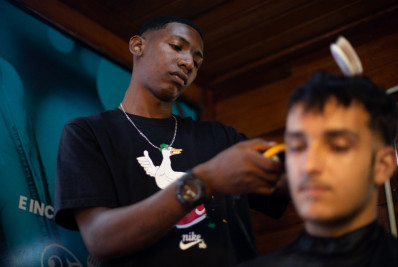 Prefeitura de Volta Redonda oferece corte de cabelo e design de sobrancelhas gratuitamente nos Cras