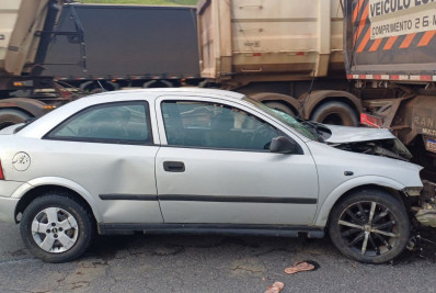 Carro bate em traseira de carreta na Via Dutra e deixa cinco pessoas feridas