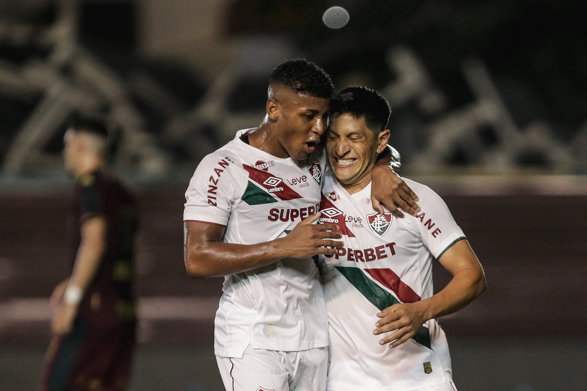 Autor de dois gols na vitória sobre a Lusa, Germán Cano comemora com o estreante Hércules - Lucas Merçon / Fluminense