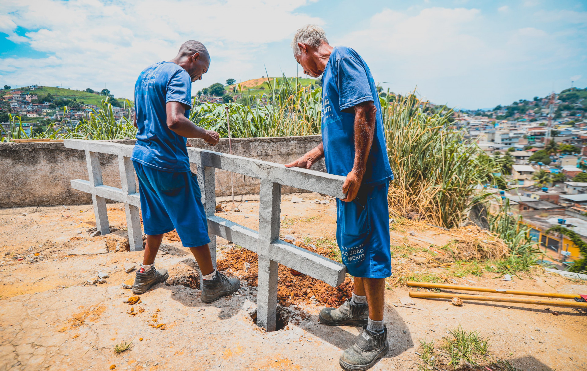 Equipe da Secretaria de Obras e Serviços Públicos de Meriti instalou guarda-corpos - Gilberto Rocha