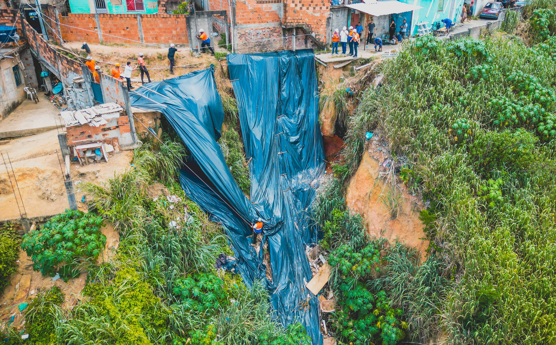 Técnica de rapel e grampeamento realizada por agentes especialistas da Defesa Civil de Meriti - Gilberto Rocha