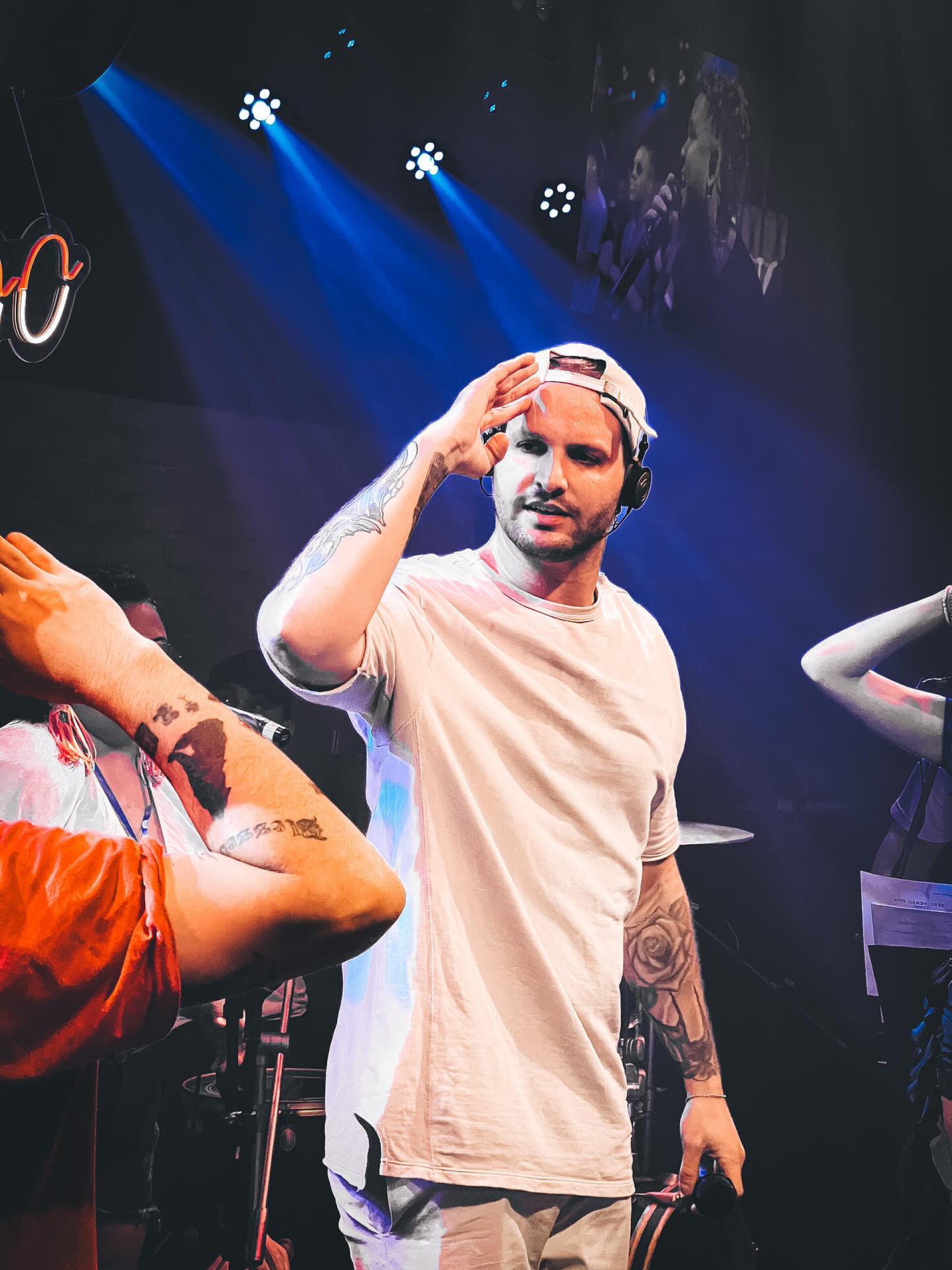 Thiago Yyoo é sinônimo de alegria e celebração no palco do Sesc Verão de Rio das Ostras