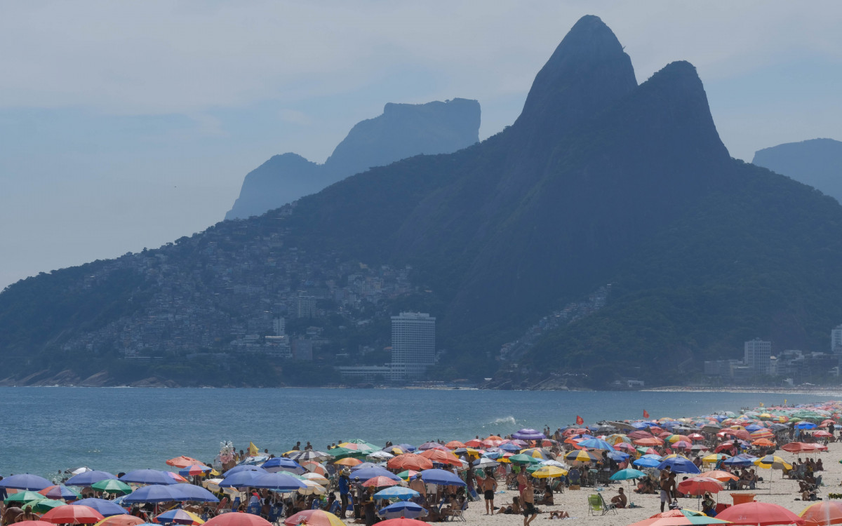 Cariocas recorrem &agrave; Praia do Arpoador para escapar do calor em fevereiro 