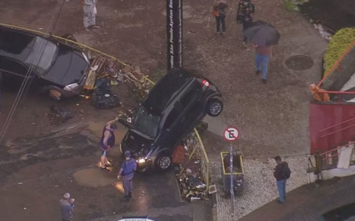 Carro é arrastado durante temporal em São Paulo
