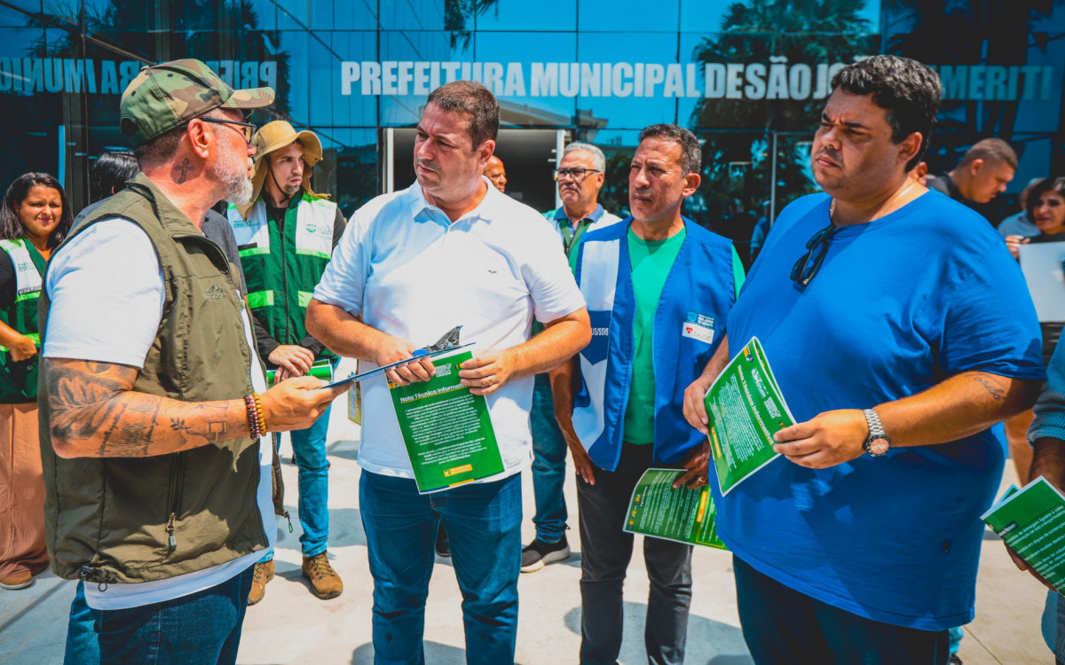 O secretário municipal de Ambiente, Antonio Marcos (esq), explica sobre o manual informativo para o prefeito Léo Vieira (centro) 