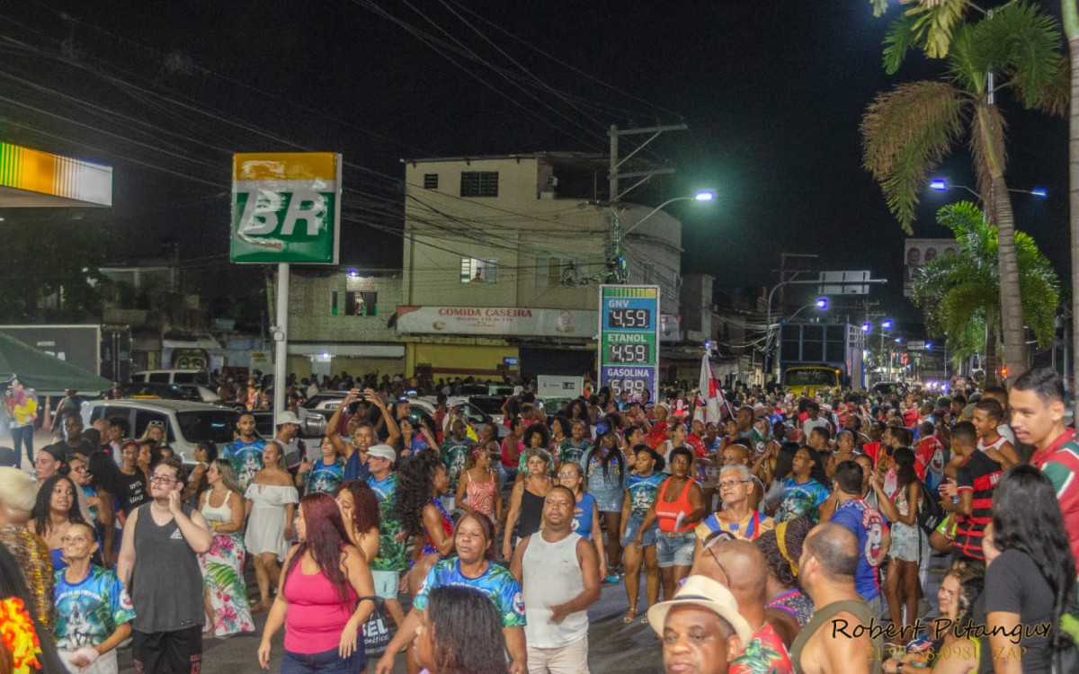 Os foliões estavam contagiados pelo samba cantado na ponta da língua pelos componentes, pela alegria e a quantidade de mulheres bonitas