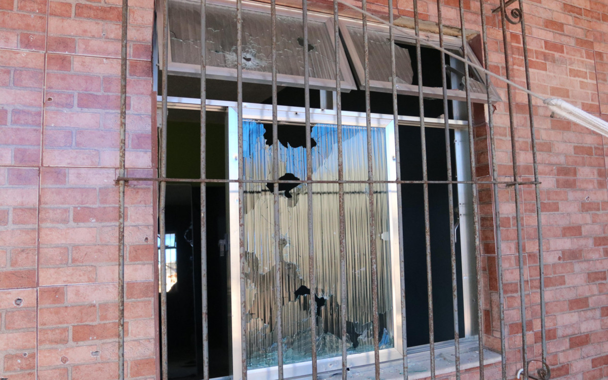 Janela também não foi poupada e ficou com marcas da guerra