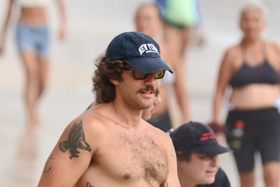 Sem camisa, Chay Suede pratica canoa havaiana em Copacabana 