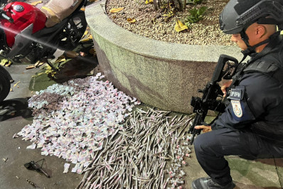 PM prende dois suspeitos com revólver e grande quantidade de drogas em Belford Roxo