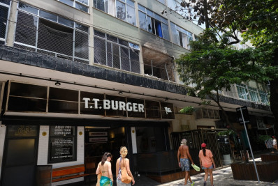 Incêndio destrói apartamento vizinho à Galeria River, em Ipanema