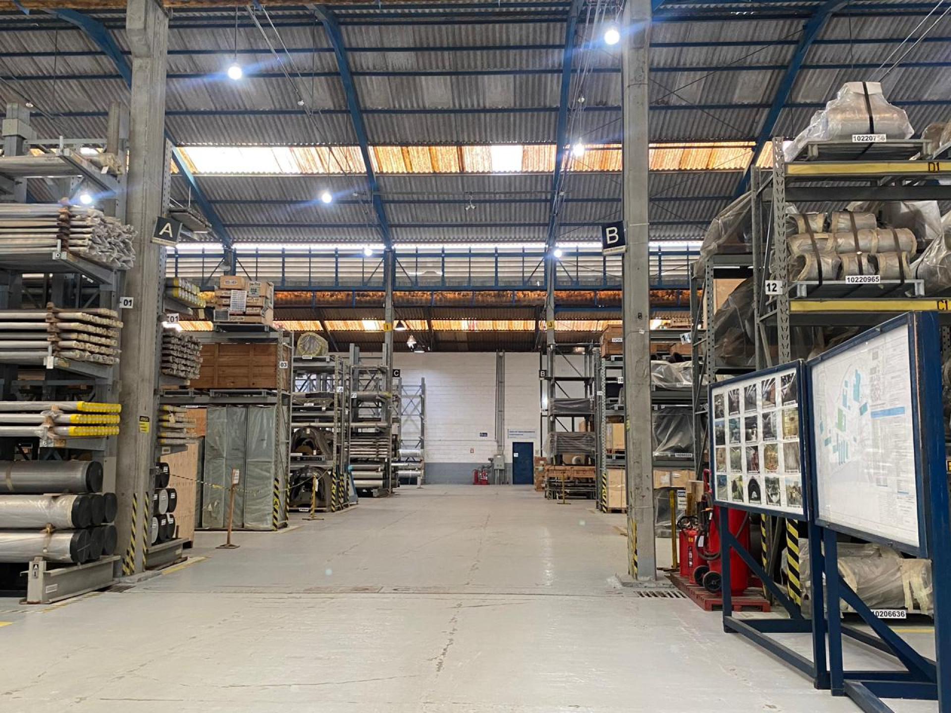 Galpão com equipamentos da obra paralisada que estão sem uso e necessitam de manutenção - Alexia Gomes / Agência O Dia