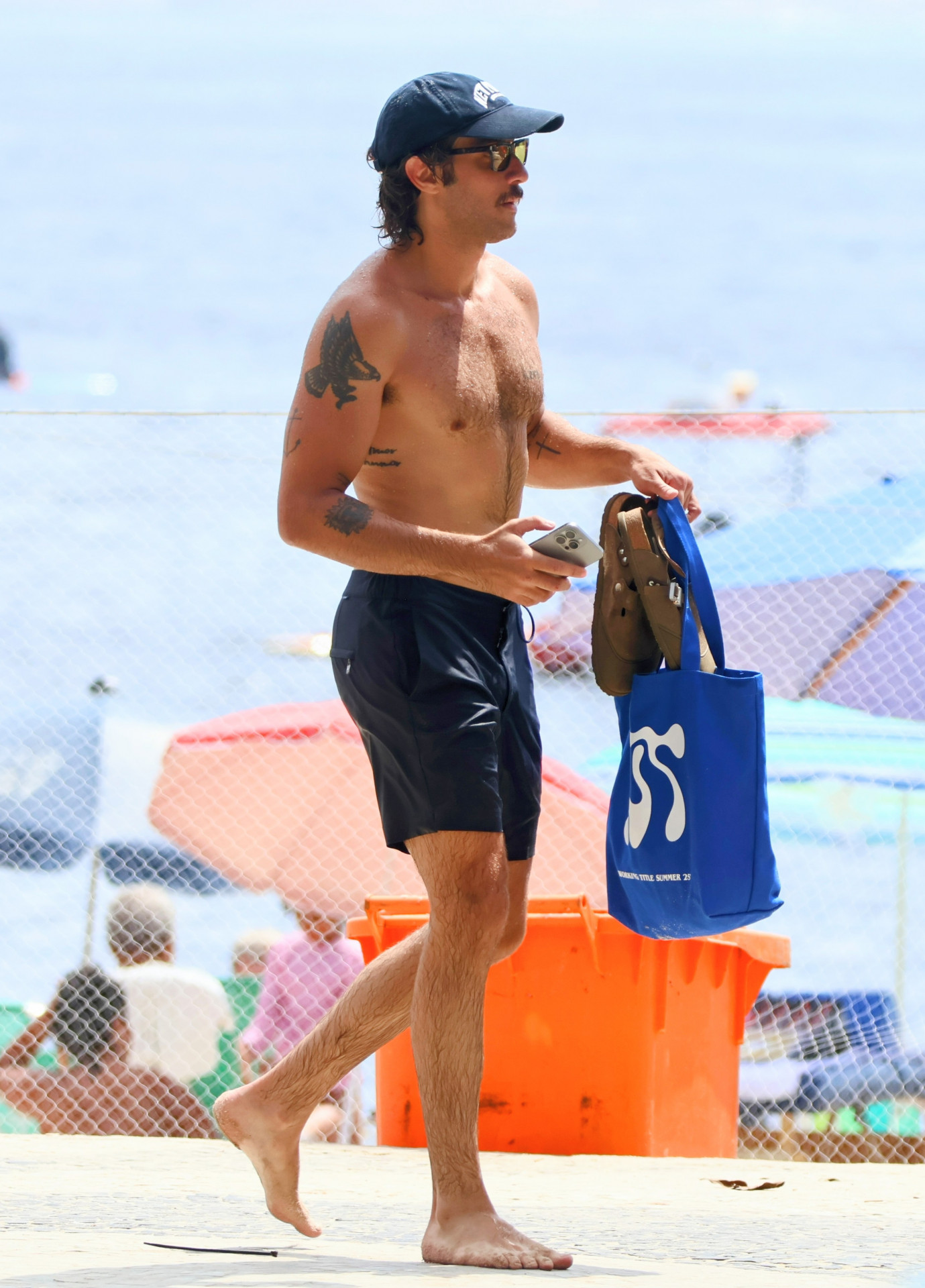 Chay Suede pratica canoa havaiana em folga nas gravações de 'Mania de Você' - Dan Delmiro / Agnews