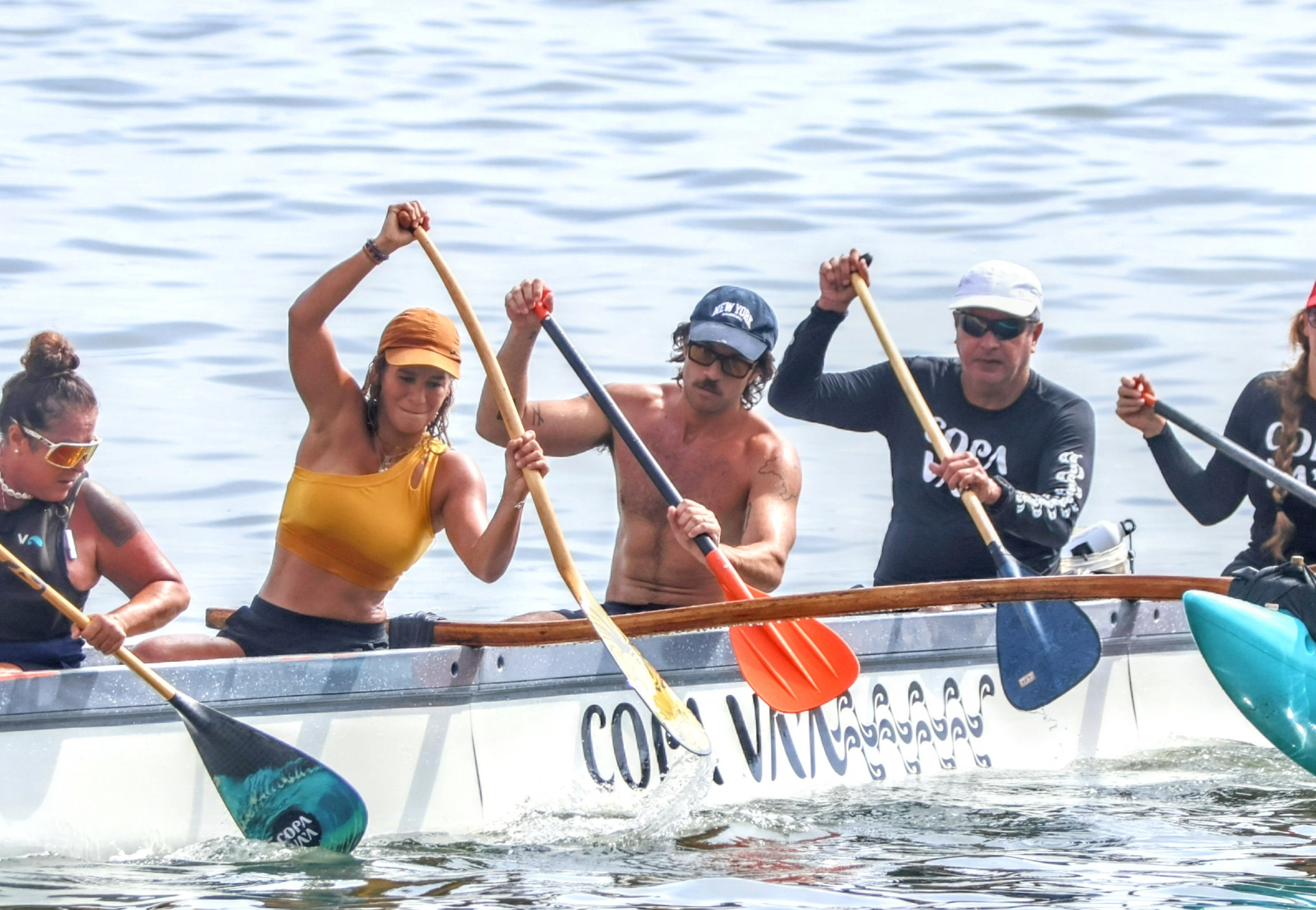 Chay Suede pratica canoa havaiana em folga nas gravações de 'Mania de Você' - Dan Delmiro / Agnews