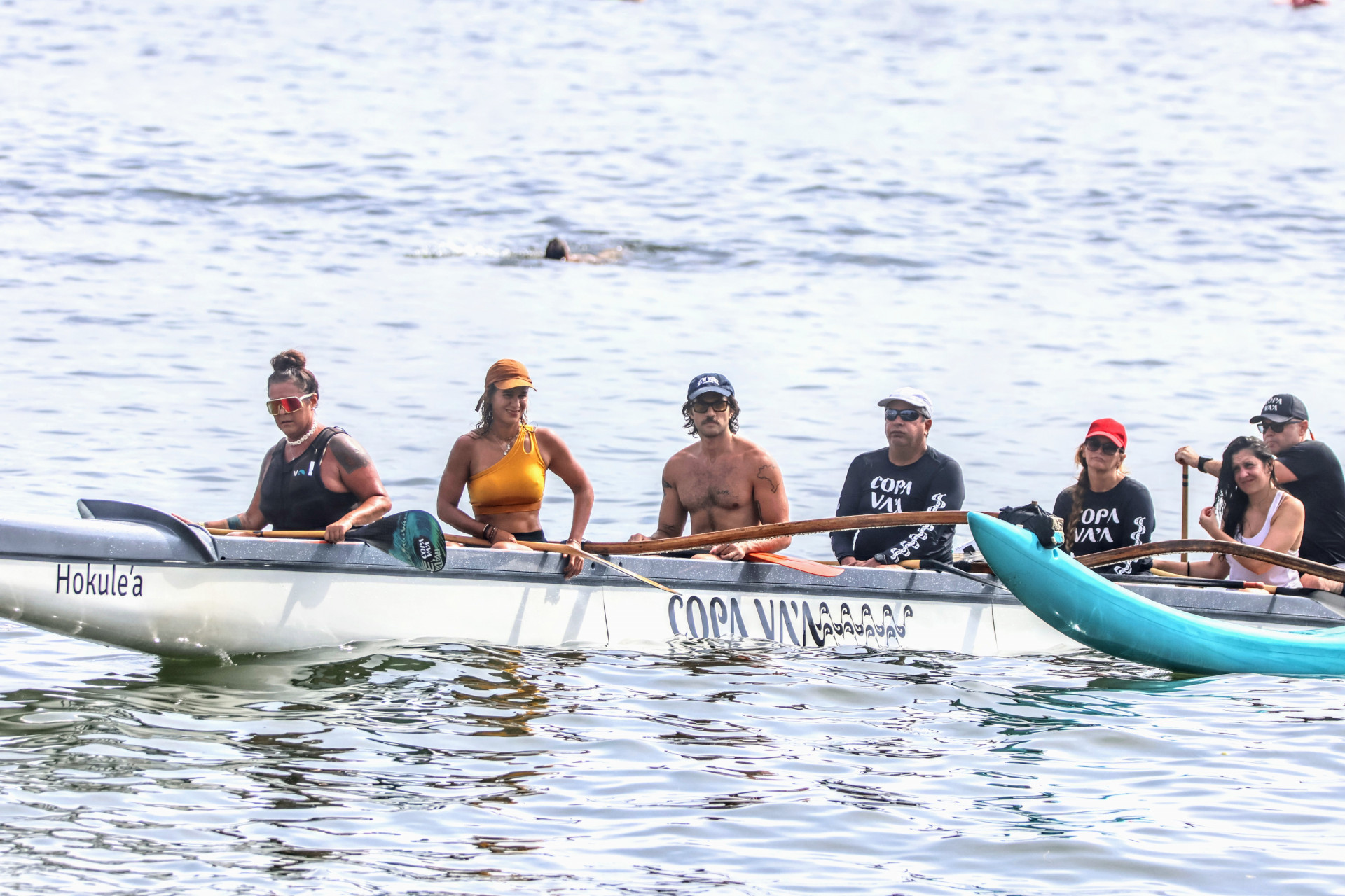 Chay Suede pratica canoa havaiana em folga nas gravações de 'Mania de Você' - Dan Delmiro / Agnews