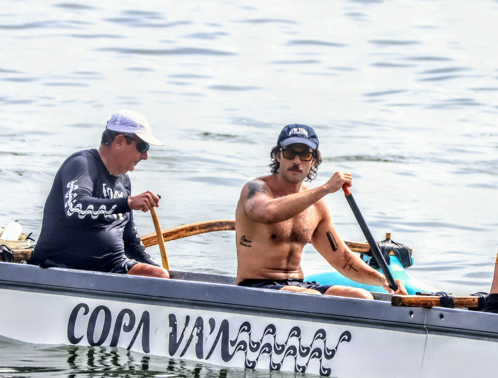 Chay Suede pratica canoa havaiana em folga nas gravações de 'Mania de Você' - Dan Delmiro / Agnews