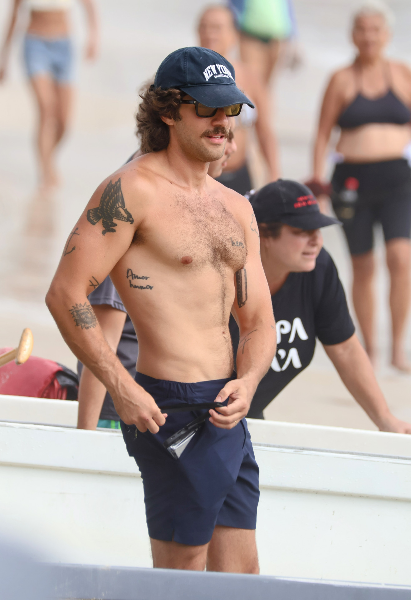 Chay Suede pratica canoa havaiana em folga nas gravações de 'Mania de Você' - Dan Delmiro / Agnews