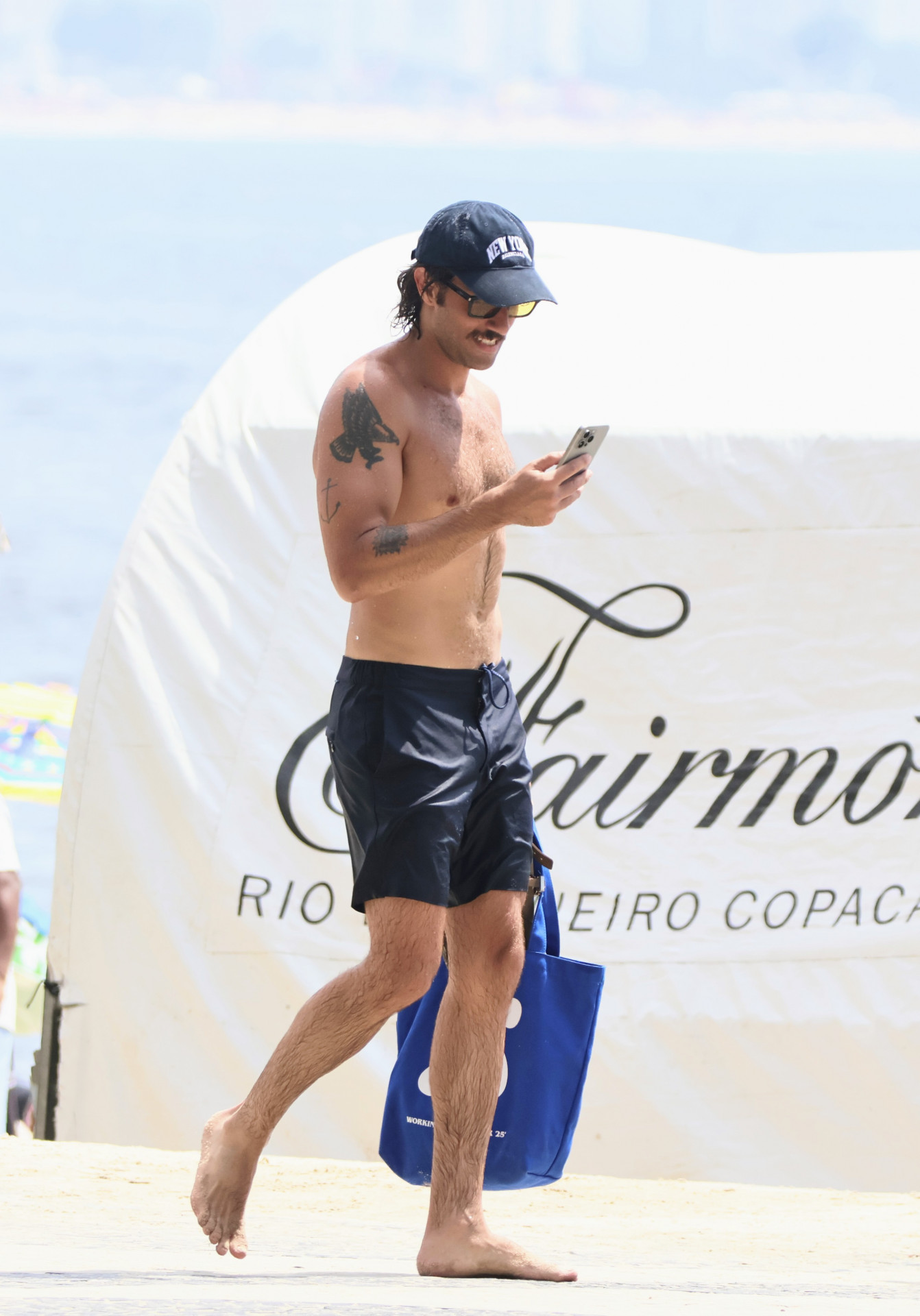 Chay Suede pratica canoa havaiana em folga nas gravações de 'Mania de Você' - Dan Delmiro / Agnews