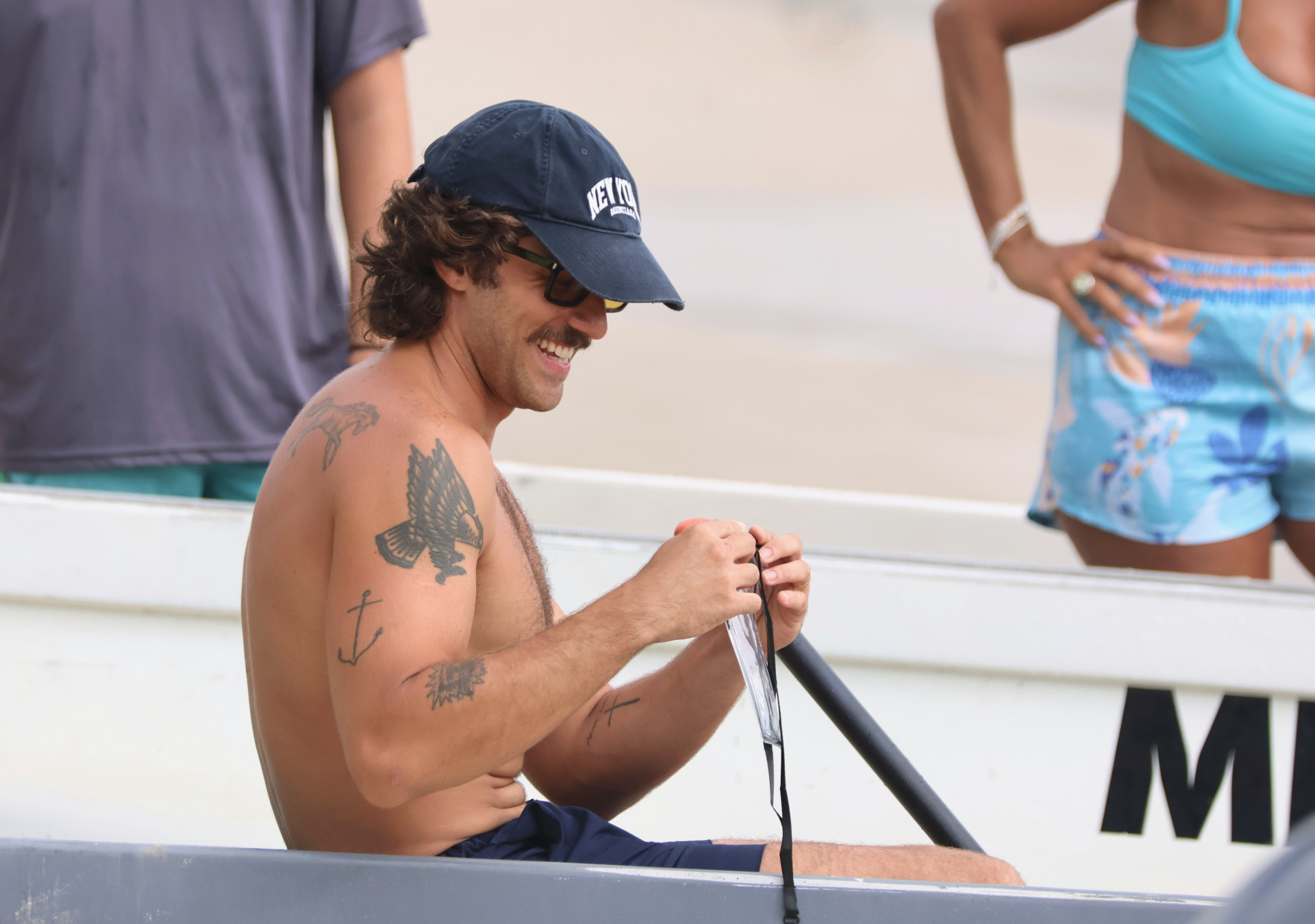 Chay Suede pratica canoa havaiana em folga nas gravações de 'Mania de Você' - Dan Delmiro / Agnews