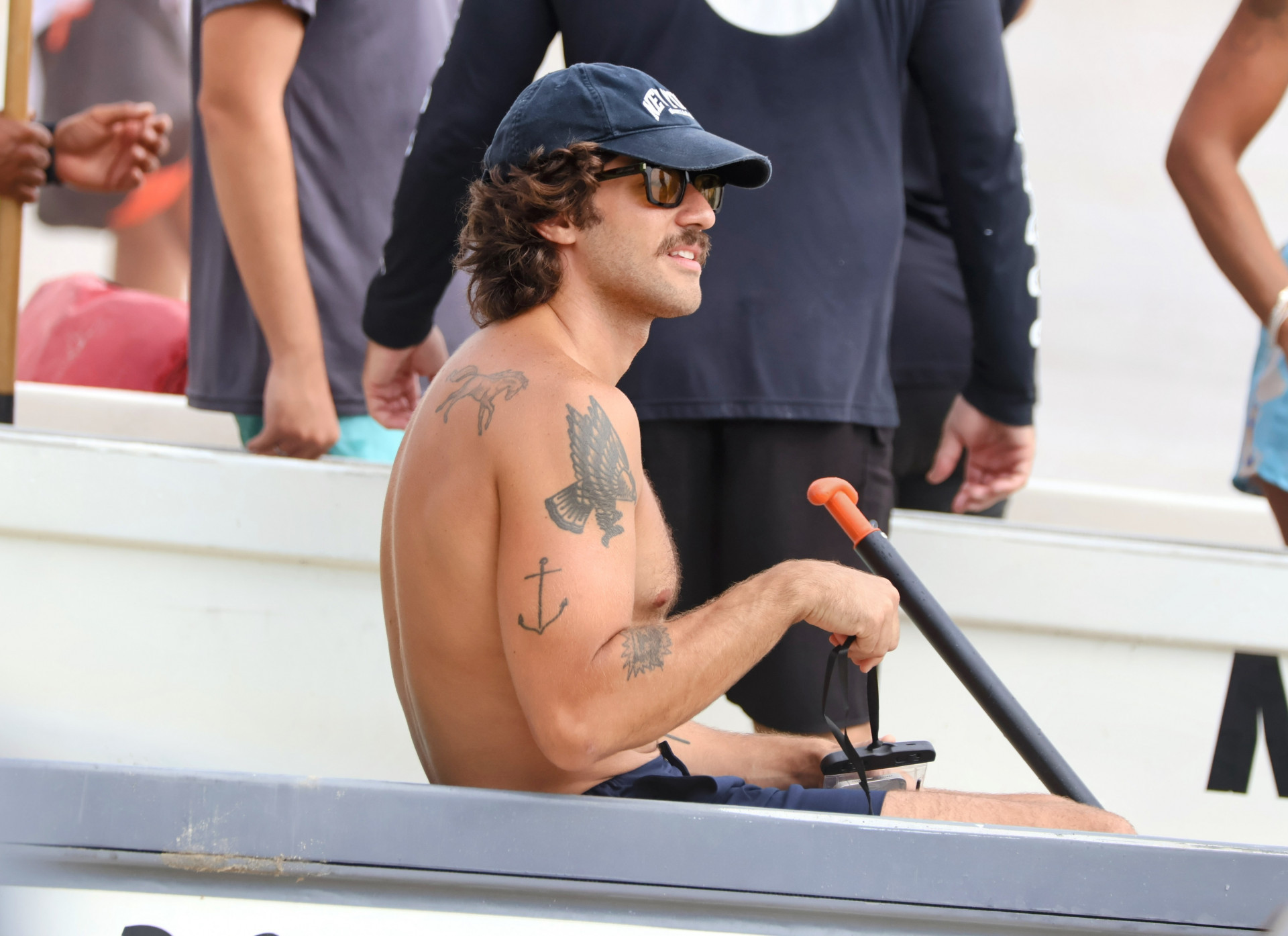 Chay Suede pratica canoa havaiana em folga nas gravações de 'Mania de Você' - Dan Delmiro / Agnews