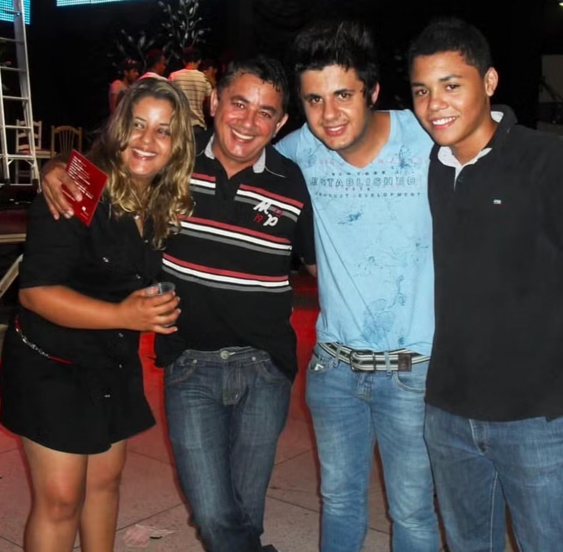 Felipe Araújo com o pai e os irmãos - Reprodução/Instagram