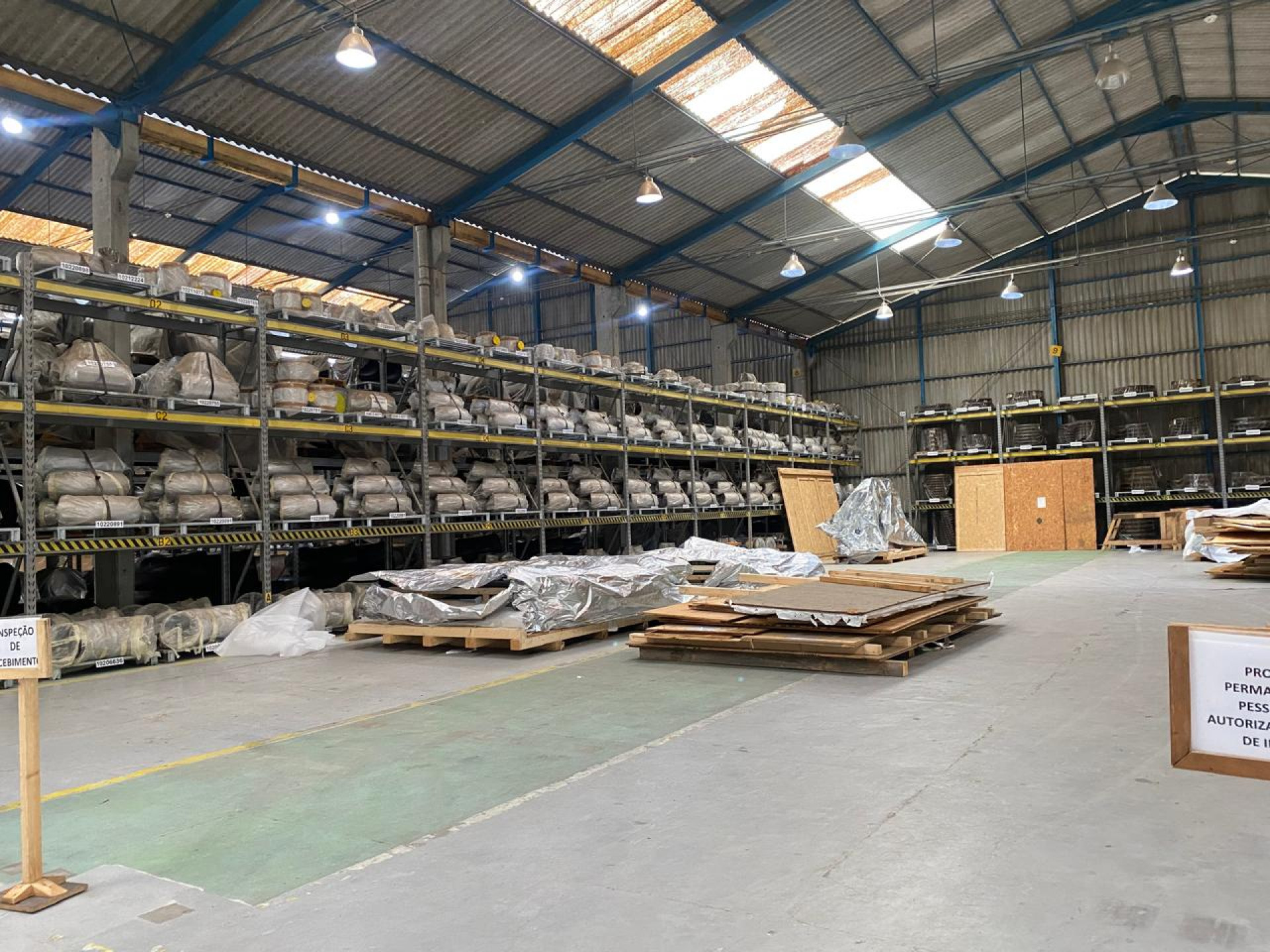 Galpão com equipamentos da obra paralisada que estão sem uso e necessitam de manutenção - Alexia Gomes / Agência O Dia