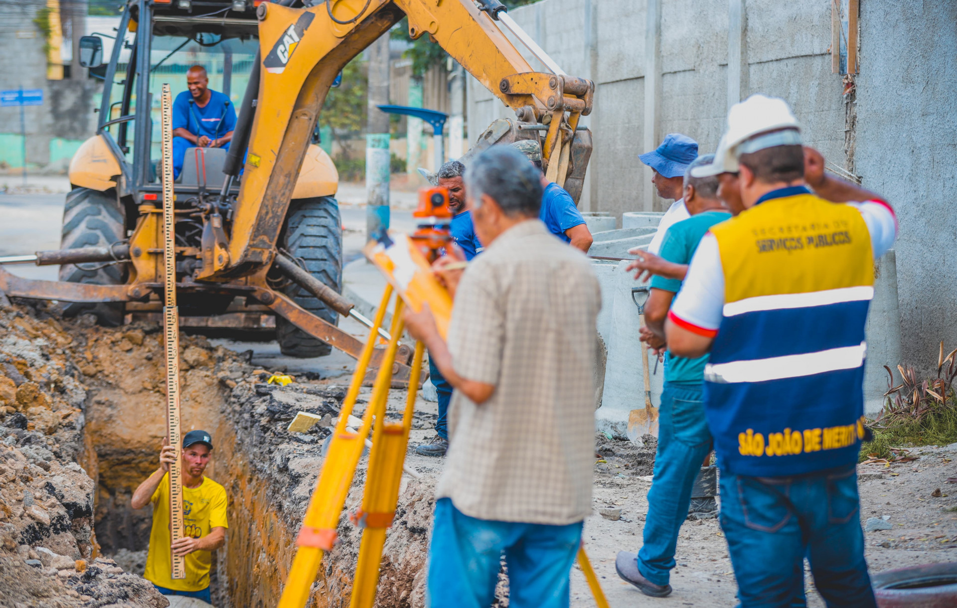 Equipes da Secretaria de Obras e Serviços Públicos atuando nas obras de drenagem e saneamento das águas pluviais - Gilberto Rocha