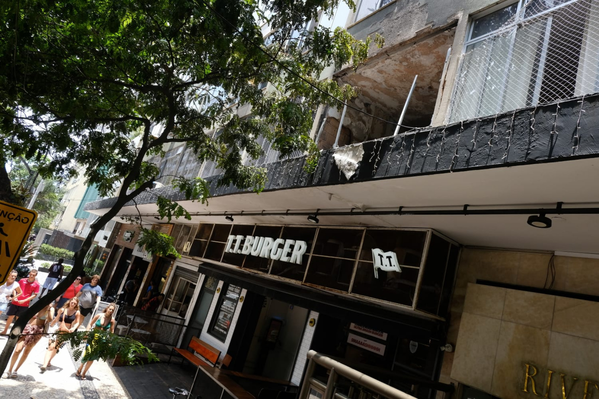 Incêndio destruiu apartamento que fica em cima da tradicional Galeria River, em Ipanema - Pedro Teixeira / Agência O Dia