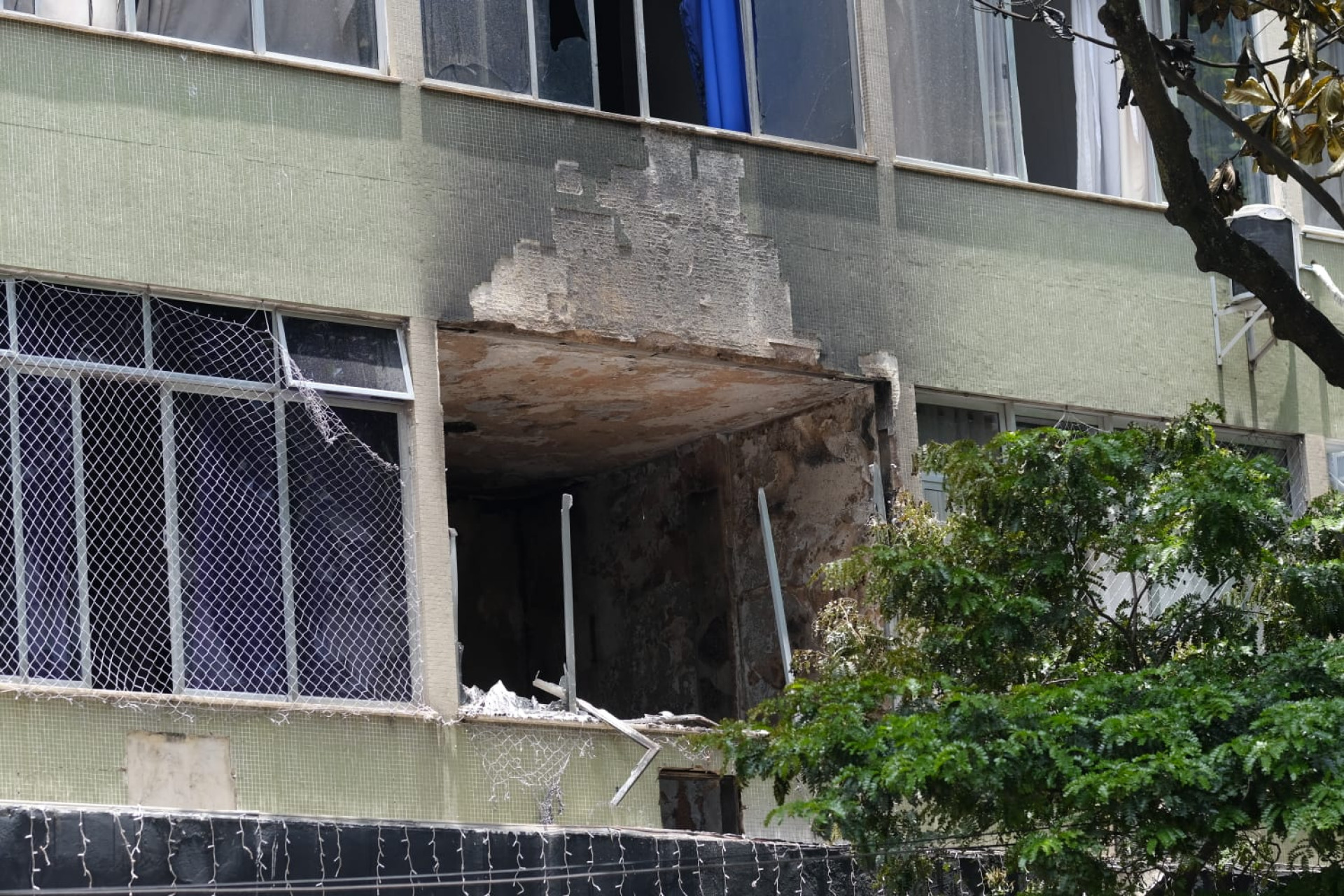 Incêndio destruiu apartamento que fica em cima da tradicional Galeria River, em Ipanema - Pedro Teixeira / Agência O Dia