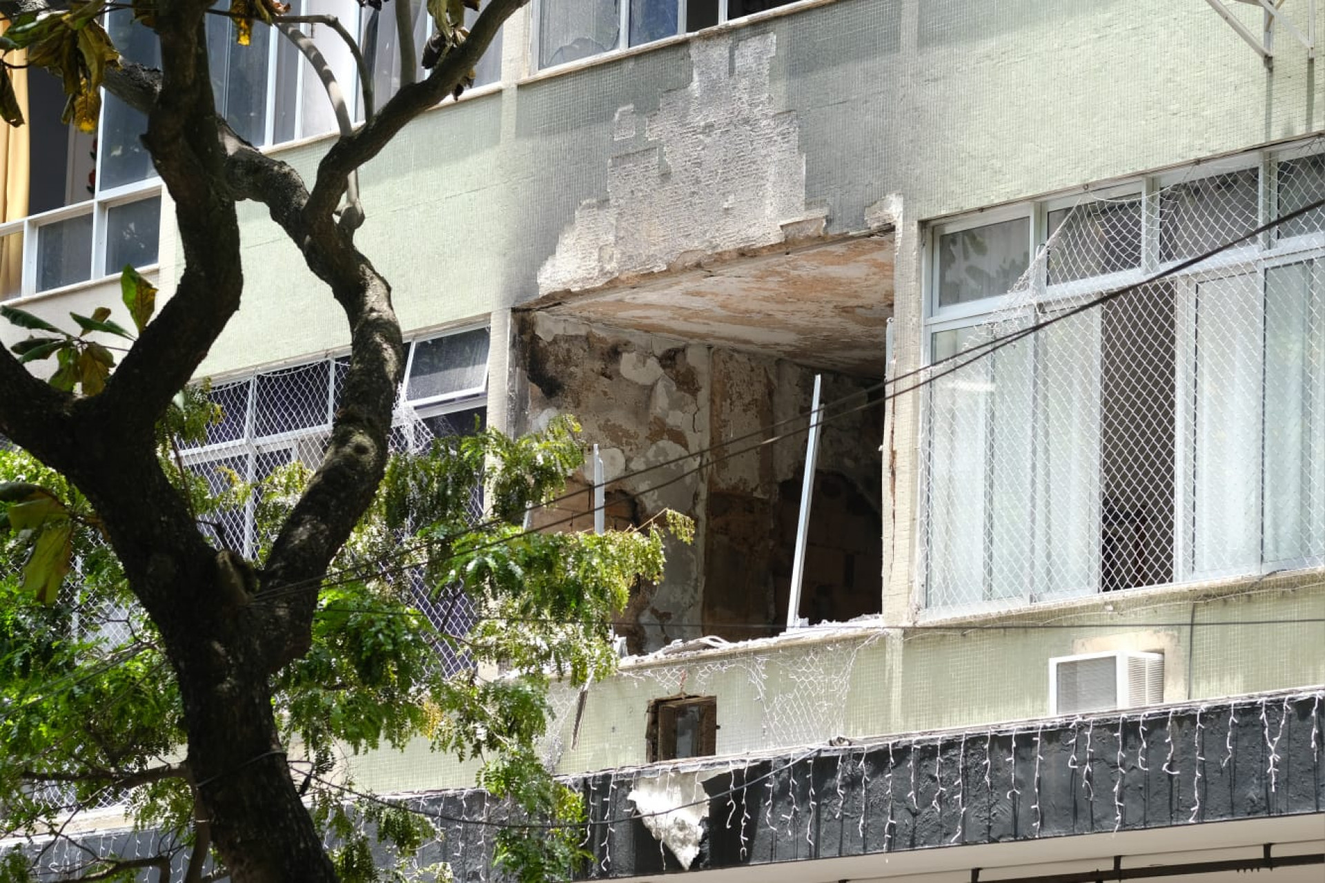 Incêndio destruiu apartamento que fica em cima da tradicional Galeria River, em Ipanema - Pedro Teixeira / Agência O Dia