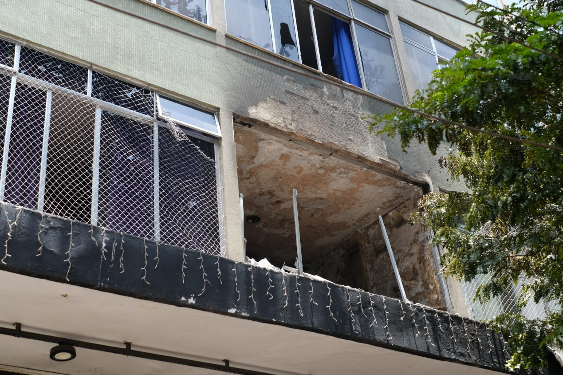 Incêndio destruiu apartamento que fica em cima da tradicional Galeria River, em Ipanema - Pedro Teixeira / Agência O Dia